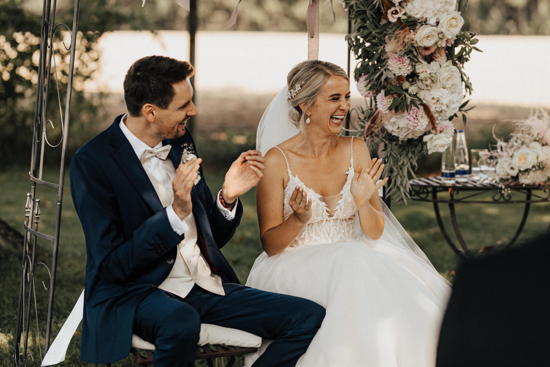 Brautpaar lacht und klatscht draunstoana Stadl befeisterung Traubogen Melanie Brüggemann