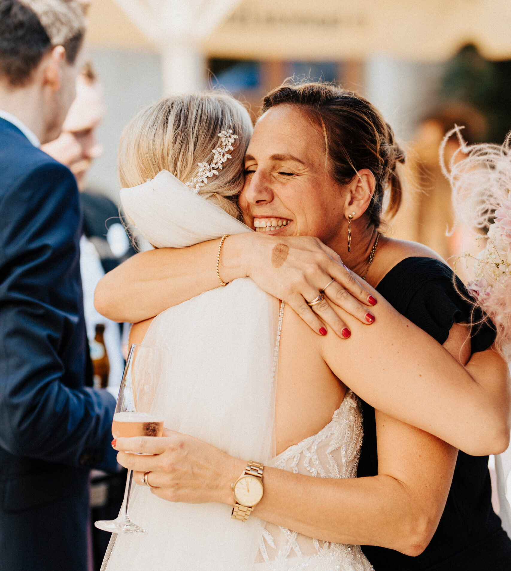 Dankesworte meiner Paare und feste Umarmung der Braut nach der Freien Rede Rednerin Melanie Brüggemann Freier Trauung am Ammersee in Stegen mit der freien Rednerin aus München Melanie Brüggemann Hochzeitsrednerin für München Allgäu und Bayern Dankesworte Erfahrungsbericht Inspiration Emotionale Hochzeit Professionelle Sprecherin High Class Wedding Fine Art Wedding Hochzeit in Tracht Spaniesche Hochzeit Multilingual Kontakt Erfahrung Dankesworte Impressionen