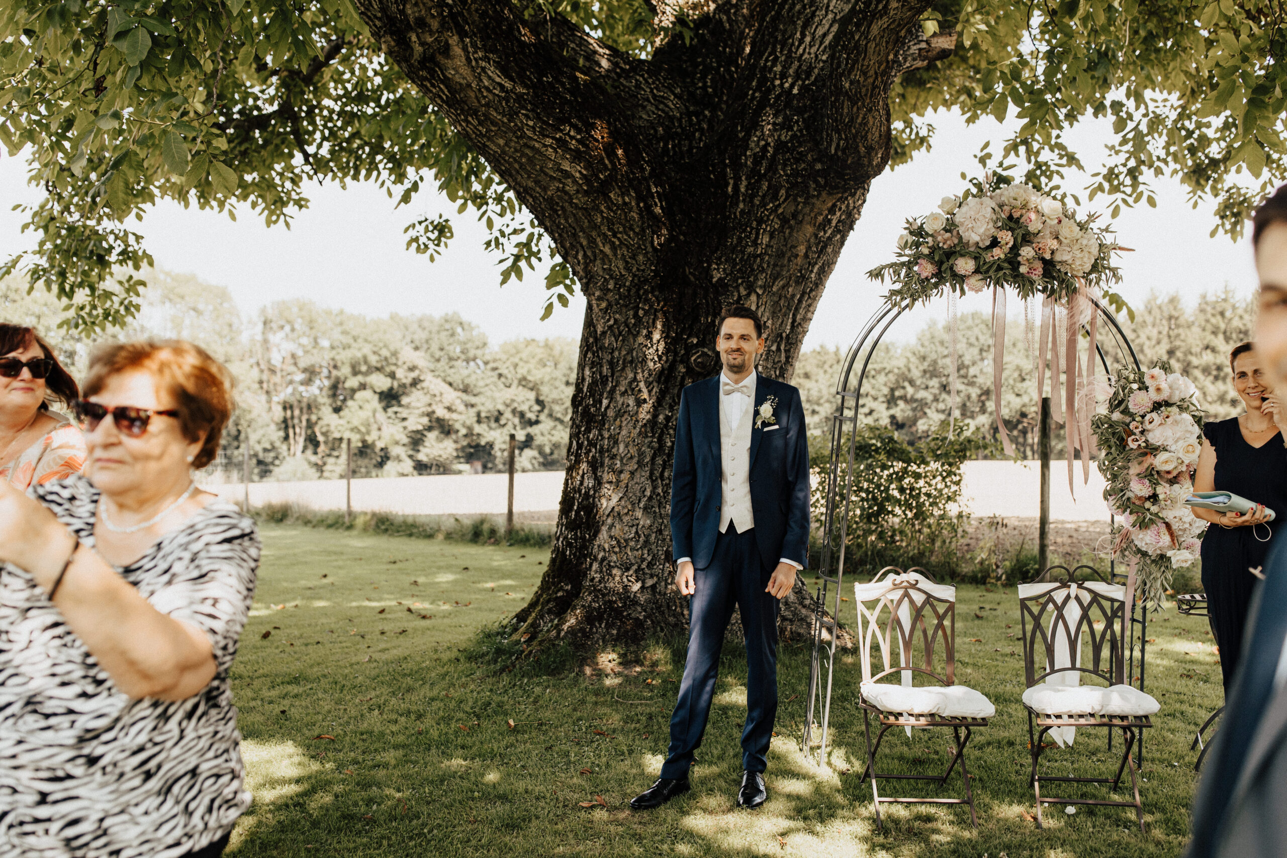 Einzug der Braut bei der freien Trauung aufgeregter Bräutigam