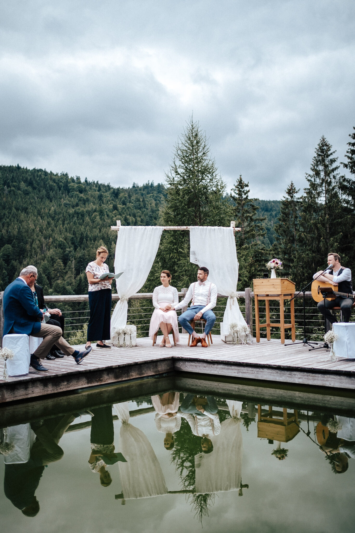 Silberghaus Spiegelung Freie Trauung wunderschöner Blick Freier Trauung am Ammersee in Stegen mit der freien Rednerin aus München Melanie Brüggemann Hochzeitsrednerin für München Allgäu und Bayern Dankesworte Erfahrungsbericht Inspiration Emotionale Hochzeit Professionelle Sprecherin High Class Wedding Fine Art Wedding Hochzeit in Tracht Spaniesche Hochzeit Multilingual Hochzeitsrednerin München