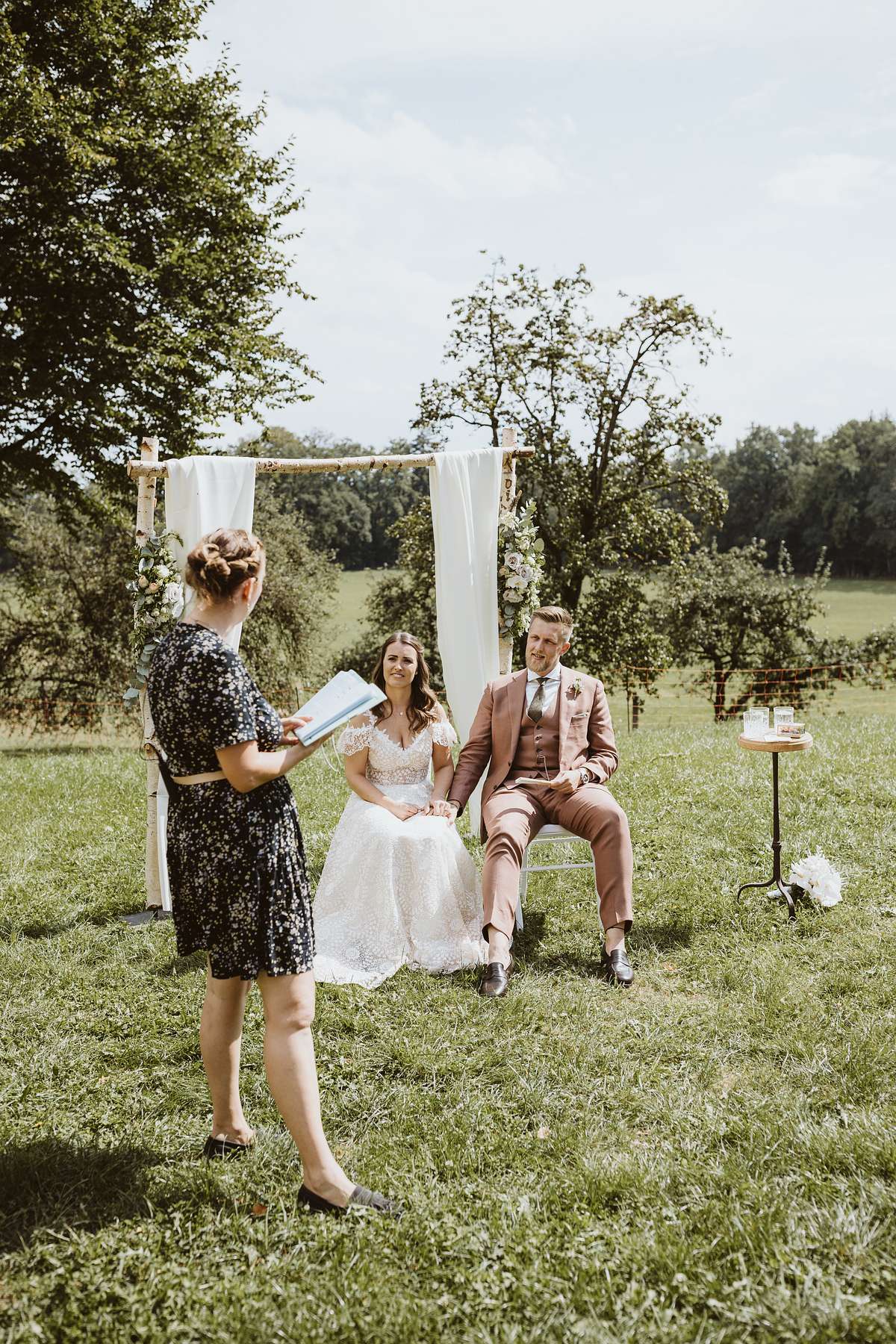 Freie Trauung auf Gut Georgenberg auf Wiese mit Melanie Brüggemann von der Redenmanufaktur Freier Trauung am Ammersee in Stegen mit der freien Rednerin aus München Melanie Brüggemann Hochzeitsrednerin für München Allgäu und Bayern Dankesworte Erfahrungsbericht Inspiration Emotionale Hochzeit Professionelle Sprecherin High Class Wedding Fine Art Wedding Hochzeit in Tracht Spaniesche Hochzeit Multilingual