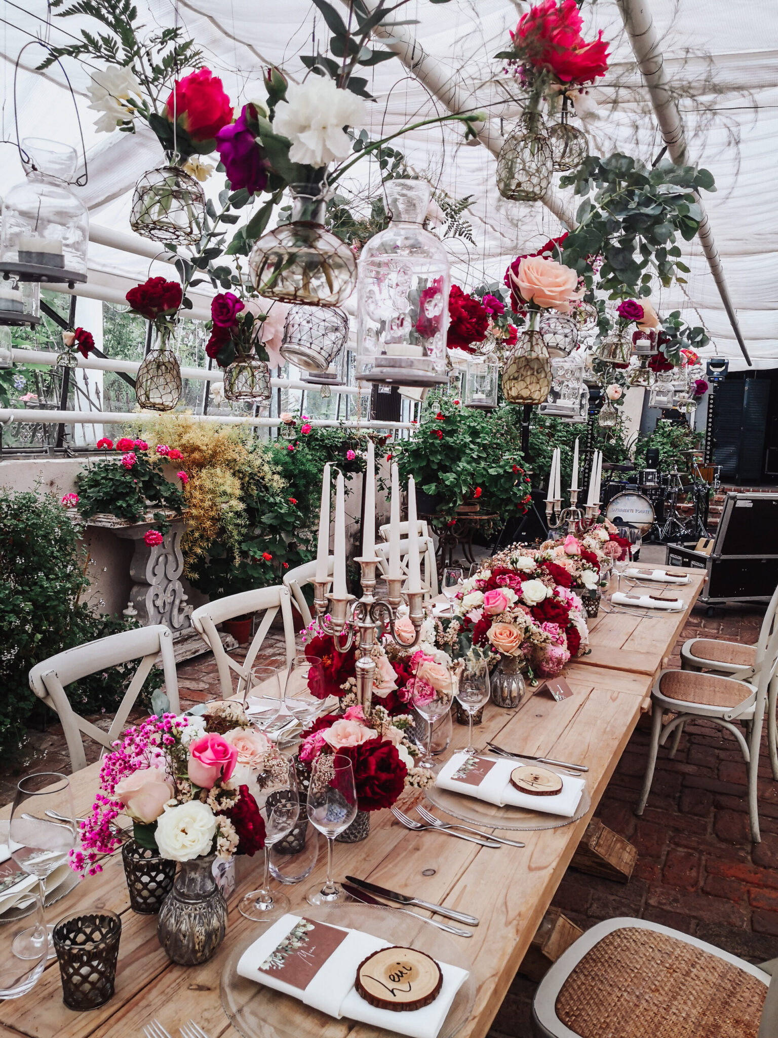 Freie Trauung mit Rosen in der alten Gärtnerei Taufkirchen Rednerin Melanie Brüggemann Freier Trauung am Ammersee in Stegen mit der freien Rednerin aus München Melanie Brüggemann Hochzeitsrednerin für München Allgäu und Bayern Dankesworte Erfahrungsbericht Inspiration Emotionale Hochzeit Professionelle Sprecherin High Class Wedding Fine Art Wedding Hochzeit in Tracht Spaniesche Hochzeit Multilingual