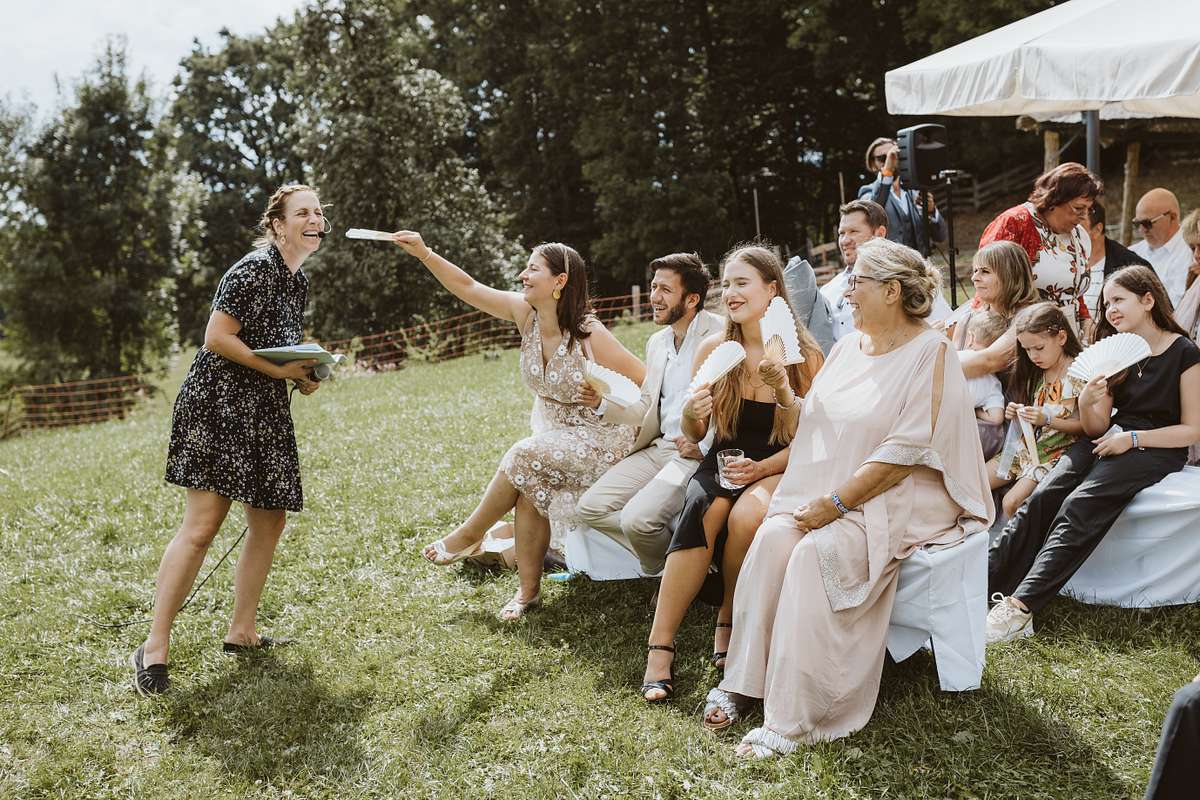 Heiße Temeperaturen bei der Freien Trauung in Glonn mit Rednerin Melanie Brüggemann Freier Trauung am Ammersee in Stegen mit der freien Rednerin aus München Melanie Brüggemann Hochzeitsrednerin für München Allgäu und Bayern Dankesworte Erfahrungsbericht Inspiration Emotionale Hochzeit Professionelle Sprecherin High Class Wedding Fine Art Wedding Hochzeit in Tracht Spaniesche Hochzeit Multilingual