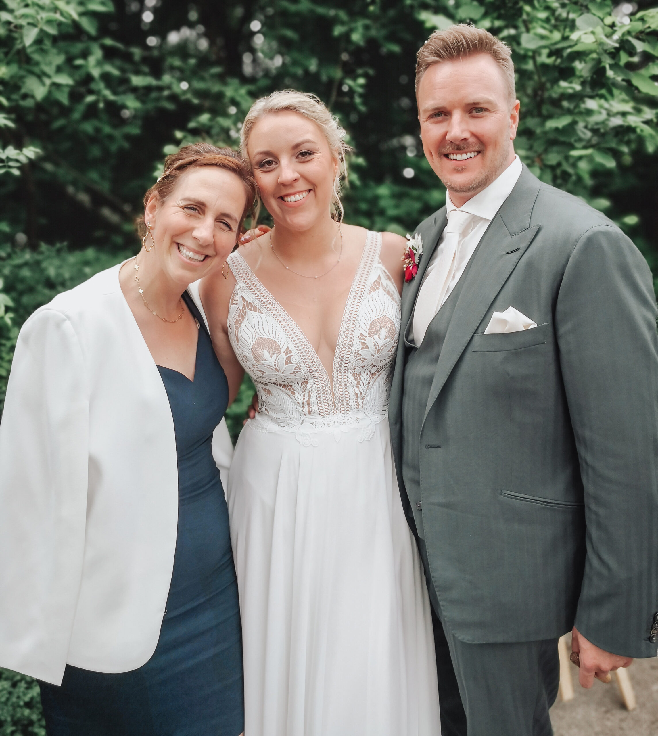 Nathalija und Nikolas nach der freien Trauung mit Melanie Brüggemann in der alten Gärtnerei