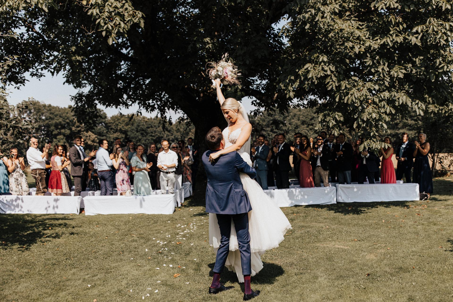 Jubel nach der Freien Trauung mit der Expertin für freie Reden aus München Melanie Brüggemann Redenmanufaktur freie trauung münchen oberbayern allgäu ammersee tegernsee schliersee