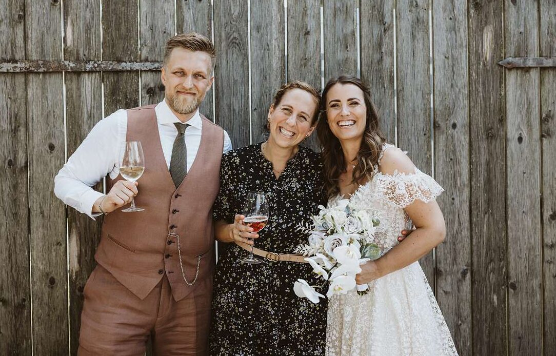 Katharina und Alexander mit ihrer freien Rednerin von der Redenmanufaktur Melanie