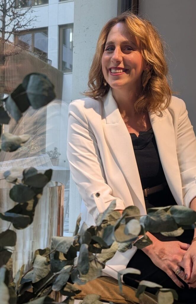 Melanie Brüggemann mit Eukalyptus an fenster sitzend