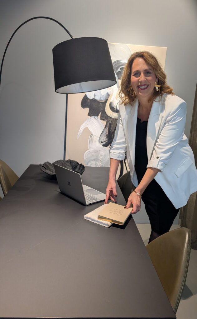 Melanie Brüggemann nimmt unterlagen vom Shreibtisch freie Rede