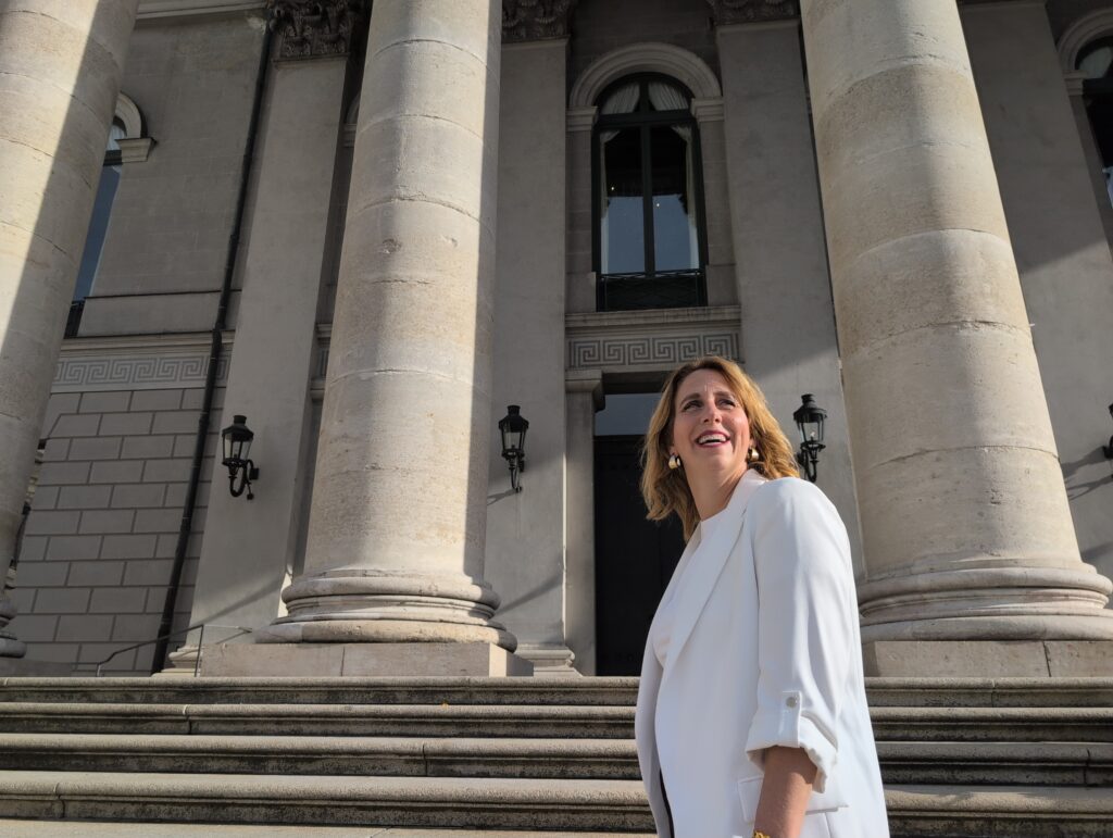 Querbild Oper München mit der Spezialistin für freie Trauungen in München Melanie Brüggemann