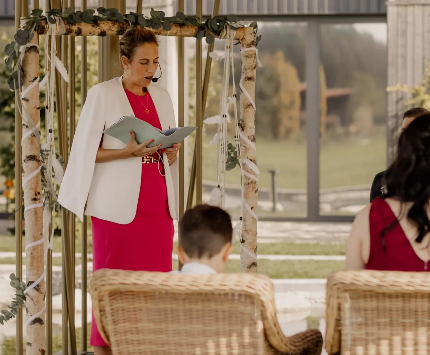 Rednerin Melanie Brüggemann in rosanem Kleid im Gasthaus Lenderstuben