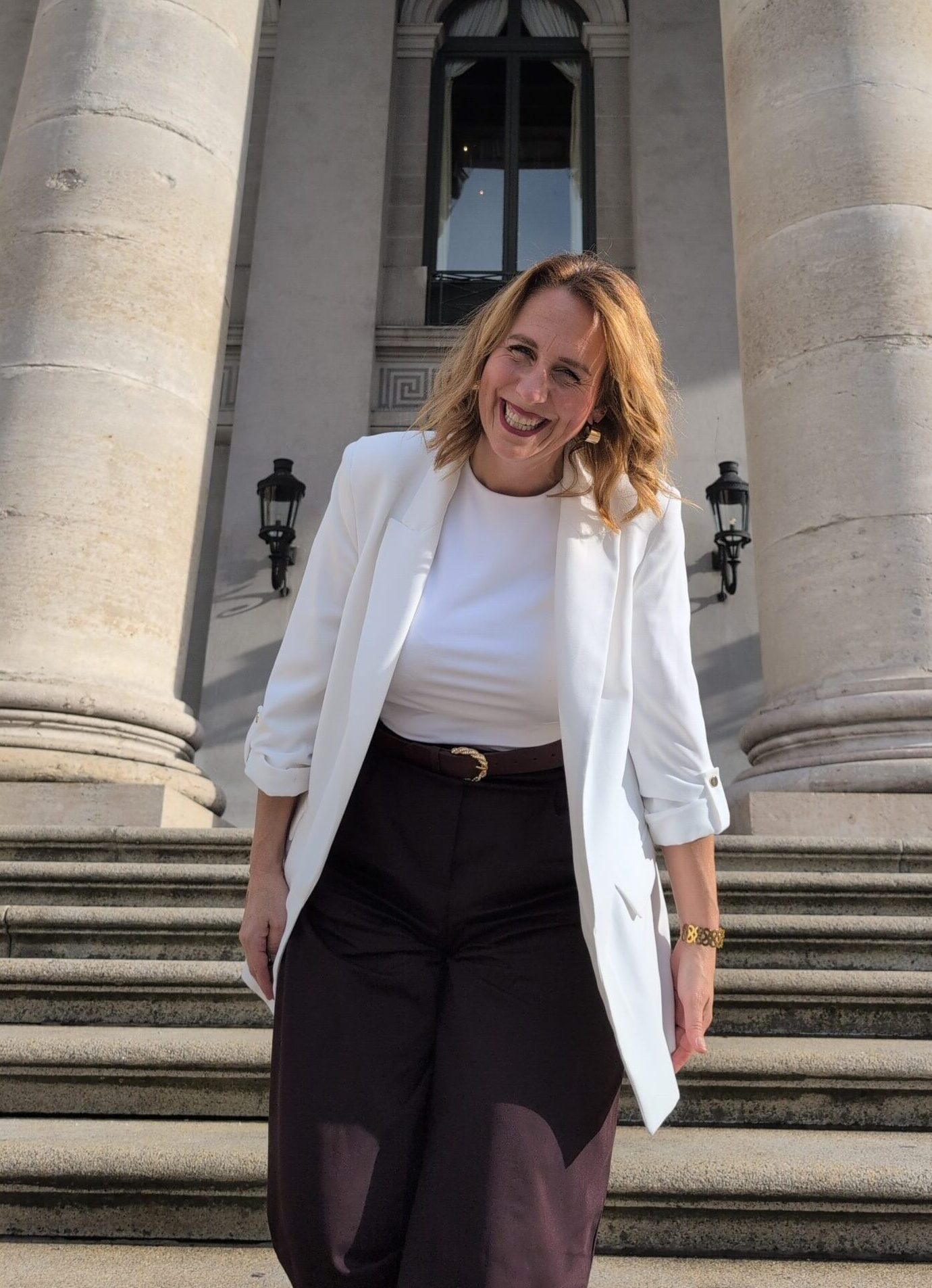 Sympatisches Bild von der Münchner Rednerin und Sprecherin Melanie Brüggemann Trauungen in Bayern