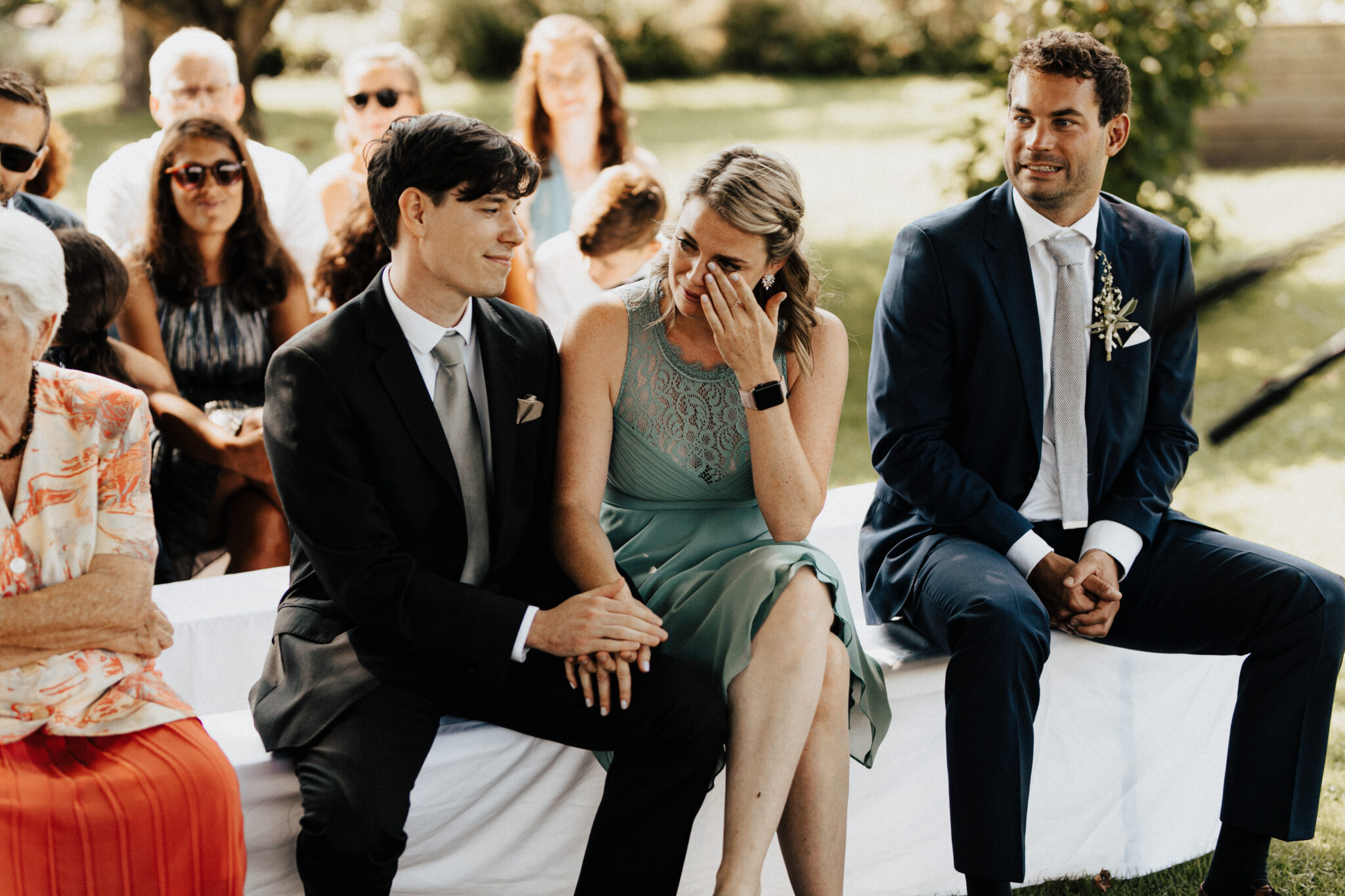 Tränen bei der Trauzeugin bei der Freien Trauung mit Melanie Brüggemann Freier Trauung am Ammersee in Stegen mit der freien Rednerin aus München Melanie Brüggemann Hochzeitsrednerin für München Allgäu und Bayern Dankesworte Erfahrungsbericht Inspiration Emotionale Hochzeit Professionelle Sprecherin High Class Wedding Fine Art Wedding Hochzeit in Tracht Spaniesche Hochzeit Multilingual