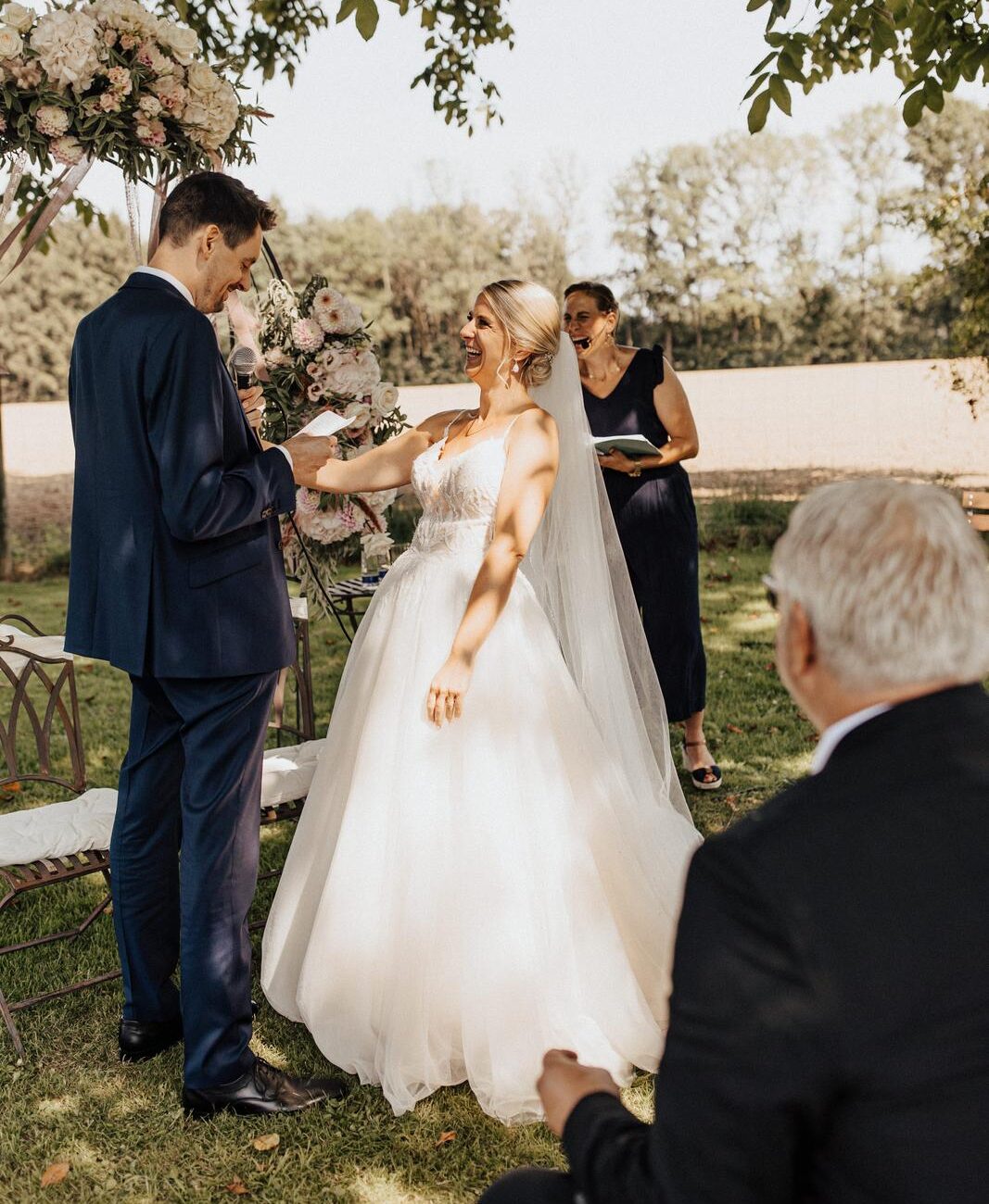 lachende Braut beim eheversprechen schönes bild Melanie Brüggemann Rednerin Freier Trauung am Ammersee in Stegen mit der freien Rednerin aus München Melanie Brüggemann Hochzeitsrednerin für München Allgäu und Bayern Dankesworte Erfahrungsbericht Inspiration Emotionale Hochzeit Professionelle Sprecherin High Class Wedding Fine Art Wedding Hochzeit in Tracht Spaniesche Hochzeit Multilingual
